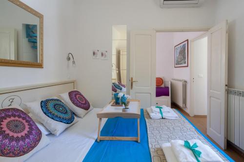 A bed or beds in a room at Shanti 1