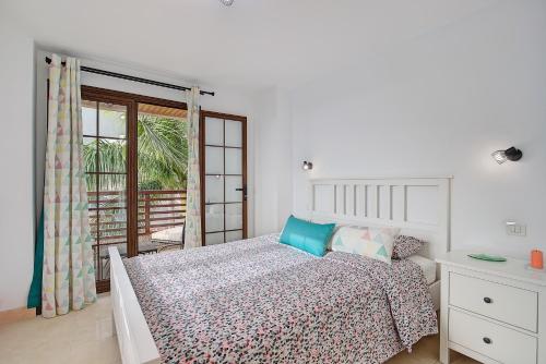 Un pat sau paturi într-o cameră la Apartamentos Los Enanos La Palma