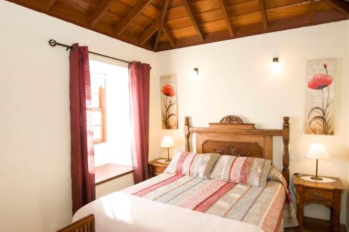 una camera con letto e finestra di Casa La Time a Fuencaliente de la Palma