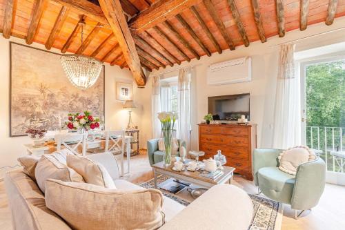 Casa La Enza, 2 BEDROOMS Panoramic Penthouse Apartment with Balcony inside the walls of Lucca