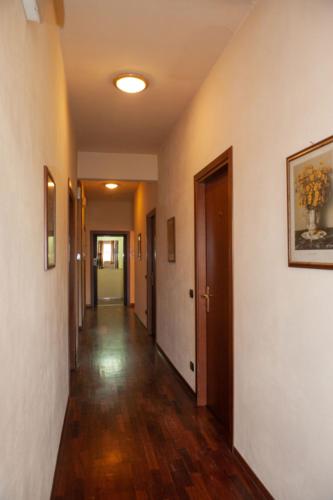 a hallway with a long hallway with at Hotel Melecchi in Lucca