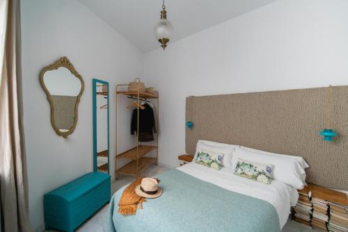 Eva Recommends Alameda Sevilla في إشبيلية: غرفة نوم مع سرير مع قبعة عليه