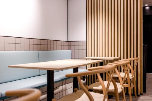 two tables and chairs in a waiting room at Hospedium H Cabo Sport in Finisterre