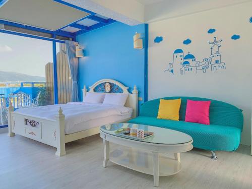 礁溪鄉的住宿－地中海溫泉民宿，一间卧室配有一张床、一张沙发和一张桌子