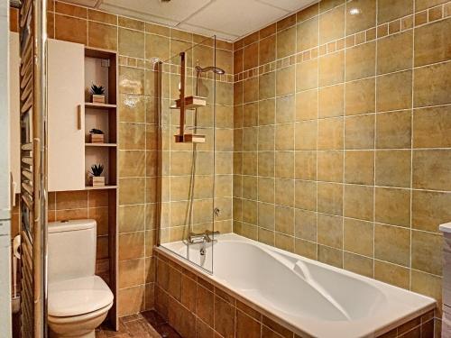 een badkamer met een bad en een toilet bij Le StudioCallian in Callian