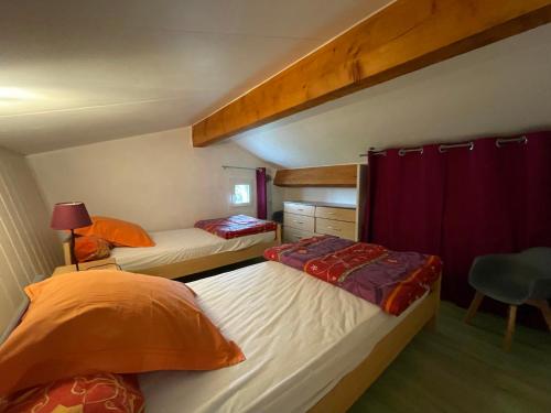 - une chambre avec 2 lits superposés et une chaise dans l'établissement Village de gites Mas de la Bastide, à Joyeuse