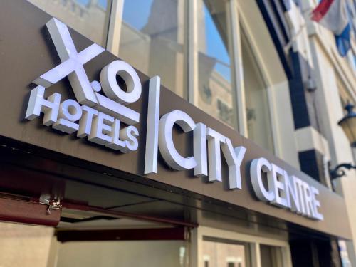 una señal en la parte delantera de un edificio en XO Hotels City Centre, en Ámsterdam