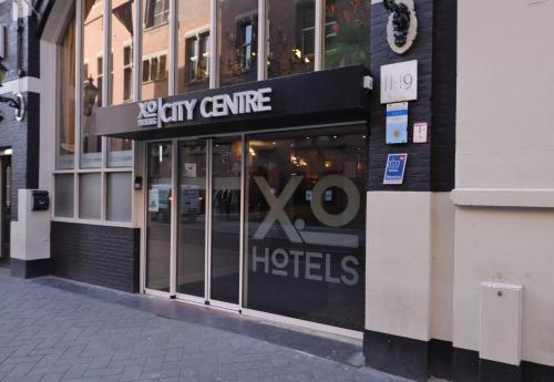 una tienda con un cartel en un lado de un edificio en XO Hotels City Centre en Ámsterdam