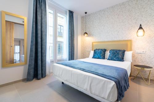 Posteľ alebo postele v izbe v ubytovaní Malaga Center Flat Mariblanca 12 Sun & Terrace Boutique