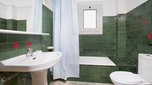 ベグールにあるArc H-1 - Palsの緑のタイル張りのバスルーム(洗面台、トイレ付)