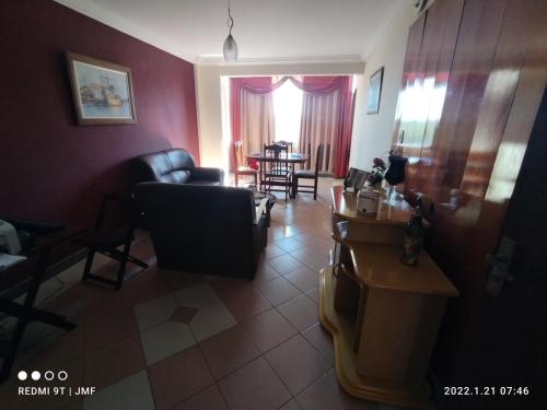 皮烏馬的住宿－APARTAMENTO PIUMA，客厅配有沙发和桌子