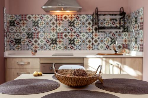 une cuisine avec une table et un panier dans l'établissement Buhardilla Nuria, à Carthagène