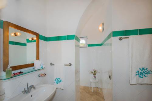 bagno con lavandino e doccia di Stromboli Suite Apartment with Terrace Volcano & Sea view a Stromboli
