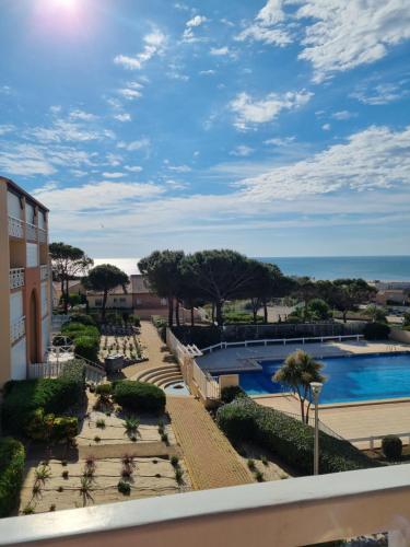 - une vue sur la piscine depuis le balcon du complexe dans l'établissement Les hauts d'azur, à Saint Pierre La Mer