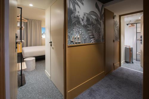 une chambre d'hôtel avec une porte menant à une chambre dans l'établissement Hôtel Life Bordeaux Gare - BG, à Bordeaux
