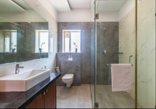 Ένα μπάνιο στο StayVista's White Pebbles - A Villa with Theater Room & Swimming Pool