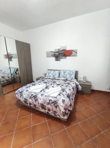 1 dormitorio con cama y espejo. en Appartamento c&y via S Lorenzo, en Novara