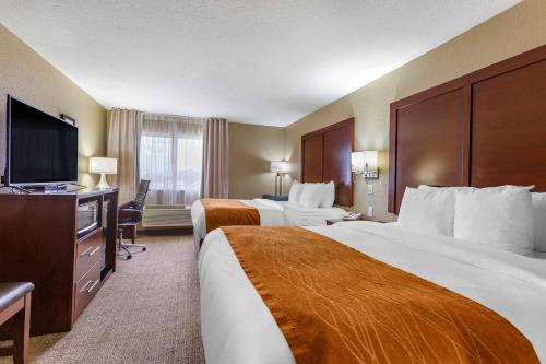 pokój hotelowy z 2 łóżkami i telewizorem z płaskim ekranem w obiekcie Comfort Inn & Suites w mieście Deming