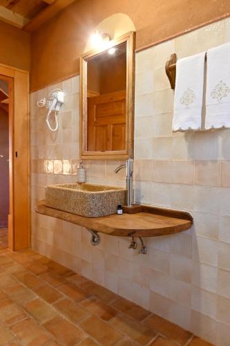 a bathroom with a sink and a mirror at Casal da Serra in Penha Garcia