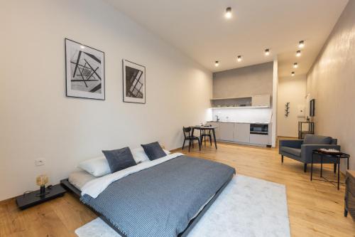 - une chambre avec un lit et un salon dans l'établissement Piano apartments - LICITY, à Žilina