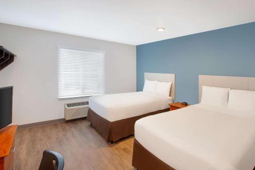 Кровать или кровати в номере WoodSpring Suites Pharr
