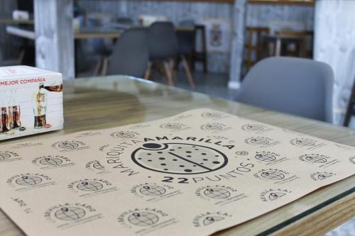 een tafel met daarop een klok bij Hotel Restaurante Vía Sevilla - Cádiz by MA 22 Puntos in El Cuervo