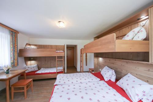 Una cama o camas cuchetas en una habitación  de Apartment Hinterbrandthof