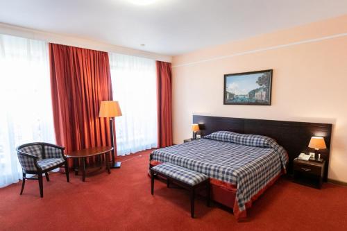 Un pat sau paturi într-o cameră la MFK Gornyi Hotel and Congress Centre
