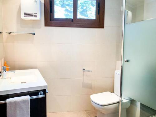 a bathroom with a toilet and a sink at Apartamento moderno Pic negre con vistas in Mas de Ribafeta