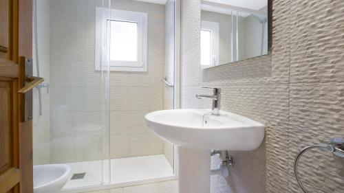 A bathroom at 1 Brav - Llafranc