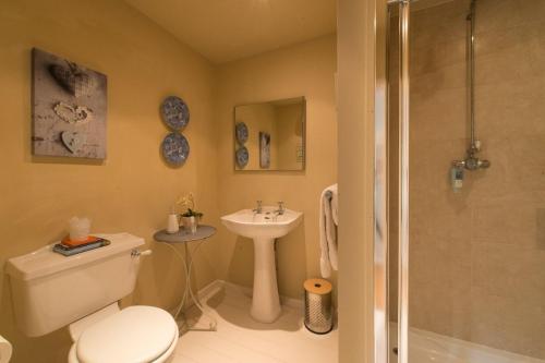 A bathroom at The Stables, relax in 5 star style and comfort with lovely walks all around