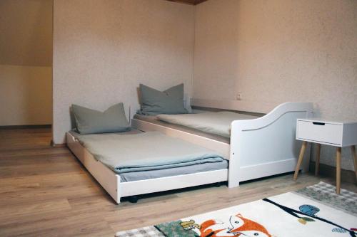 Posteľ alebo postele v izbe v ubytovaní Ferienhaus Traumblick direkt am See