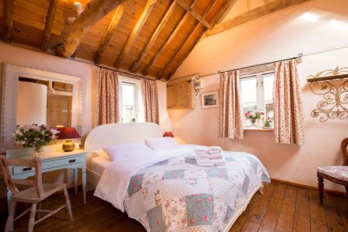 1 dormitorio con 1 cama, 1 mesa y 1 silla en Snow Cottage laid back style with footpaths to a great Macro Brewery Pub 