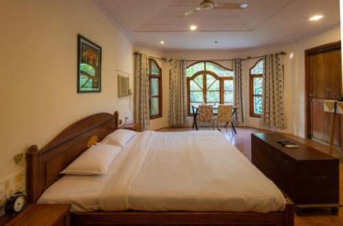 Cama o camas de una habitación en SaffronStays Birdsong, Madh - pet-friendly villa at Madh Island
