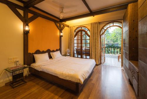 Llit o llits en una habitació de SaffronStays Birdsong, Madh - pet-friendly villa at Madh Island