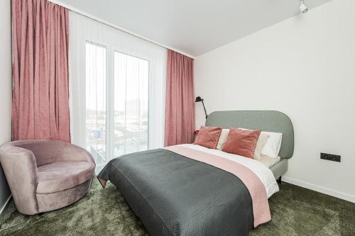 Un ou plusieurs lits dans un hébergement de l'établissement Cozy Piliamiesčio apartament by URBAN RENT
