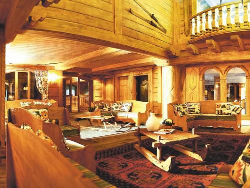a living room filled with furniture and a wooden ceiling at Happy Moose - Cosy Mont Blanc View apartment in Chamonix-Mont-Blanc
