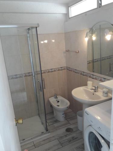 a bathroom with a shower and a toilet and a sink at Borinquen con vista mar in Playa Fañabe