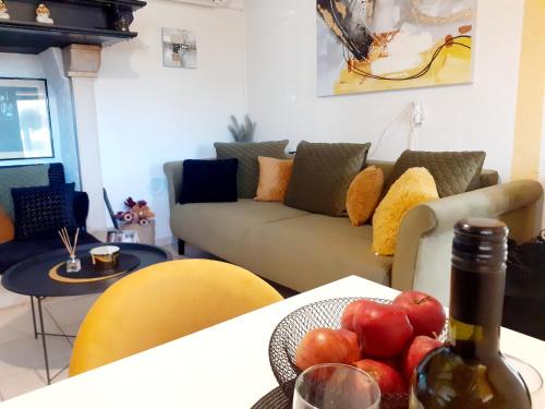 uma sala de estar com um sofá e uma mesa com frutas em Apartman Marija em Barban