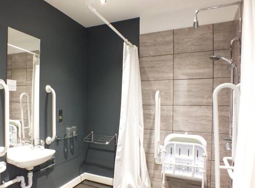 W łazience znajduje się prysznic i umywalka. w obiekcie The Piebald Inn w mieście Hunmanby