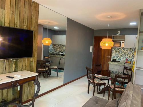 uma sala de estar com uma cozinha e uma sala de jantar em Villas do Pratagy Temporada em Maceió