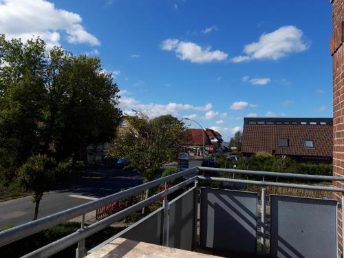 a view of a street from a balcony at Ferienwohnung Wattwurm Dangast in Varel