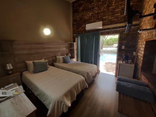 Tempat tidur dalam kamar di Kruger's Guest House