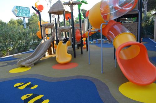 un parque infantil con tobogán y tobogán en Camping Valencia el Saler, en El Saler