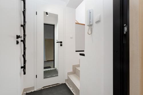 Koupelna v ubytování City Center Mezzanine Studio Chmielna by Noclegi Renters