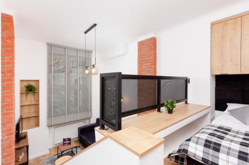 Postel nebo postele na pokoji v ubytování City Center Mezzanine Studio Chmielna by Noclegi Renters