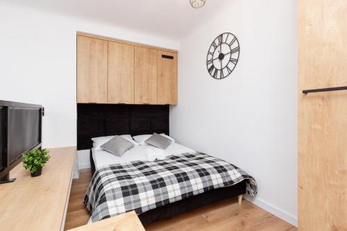 Postel nebo postele na pokoji v ubytování City Center Mezzanine Studio Chmielna by Noclegi Renters