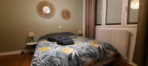 une chambre avec un lit avec une couette fleurie dans l'établissement Appartement Centre ville proche gare, à Dunkerque