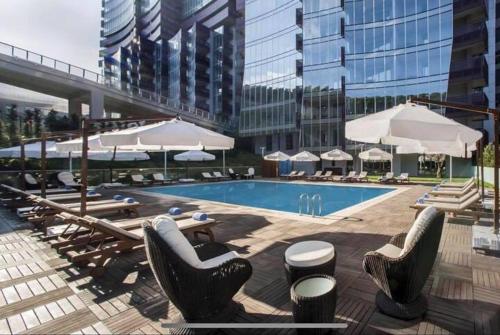 Bazén v ubytování Deluxe Apartment with Shared Pool and Refreshing View in Maslak nebo v jeho okolí