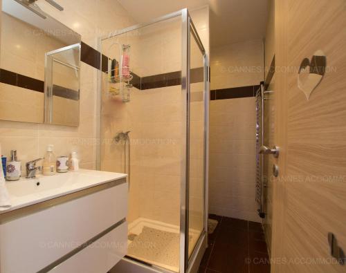 une salle de bain avec douche et lavabo dans l'établissement Madeleine, à Cannes